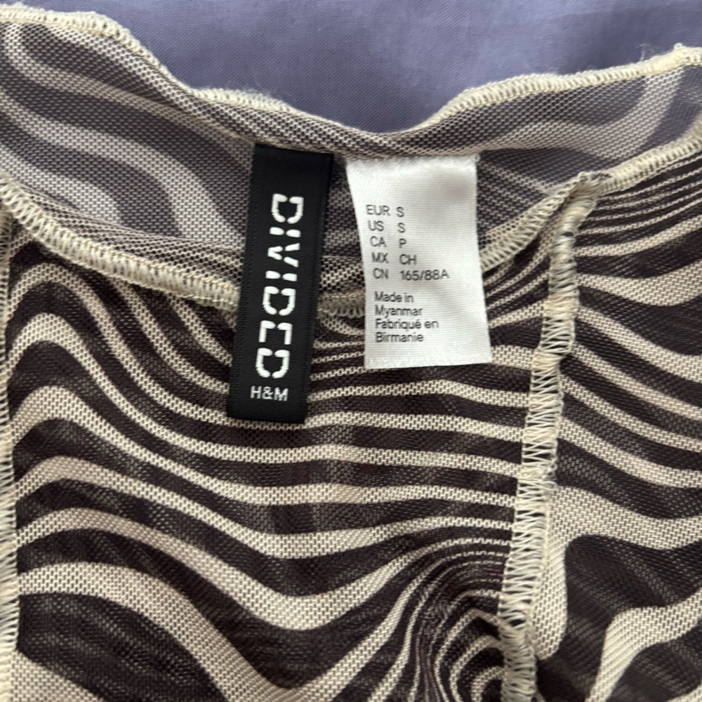 H&M Black and White Wave Zebra Pattern Mesh Crop Top - Long Sleeve - Picture 3 of 3